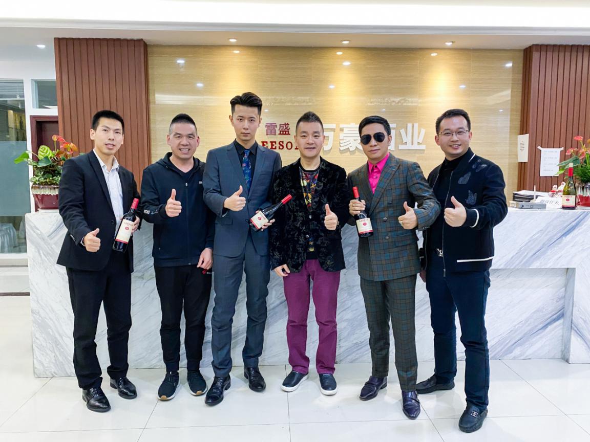 全球超模大賽主席到訪好色AV网站下载紅酒洽談深度合作